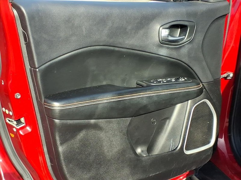 Jeep Compass Vehicle Full-screen Gallery Image 10