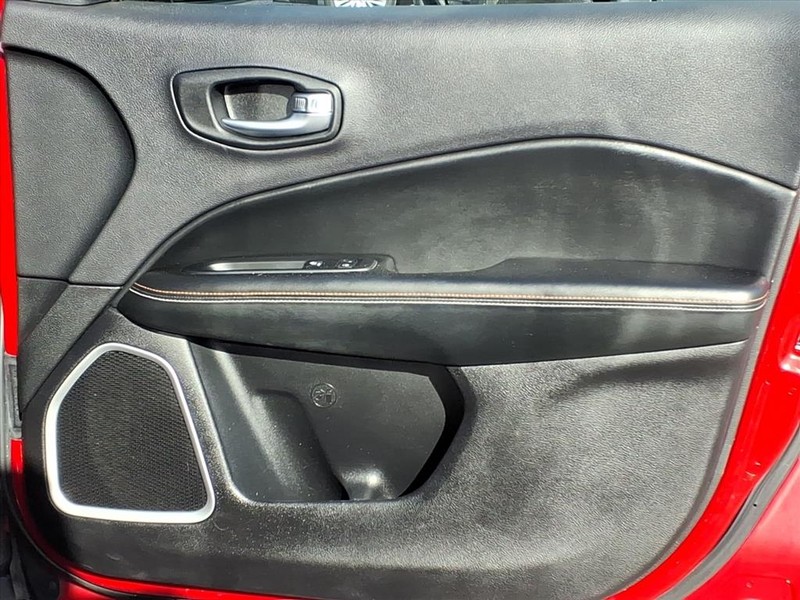 Jeep Compass Vehicle Full-screen Gallery Image 15