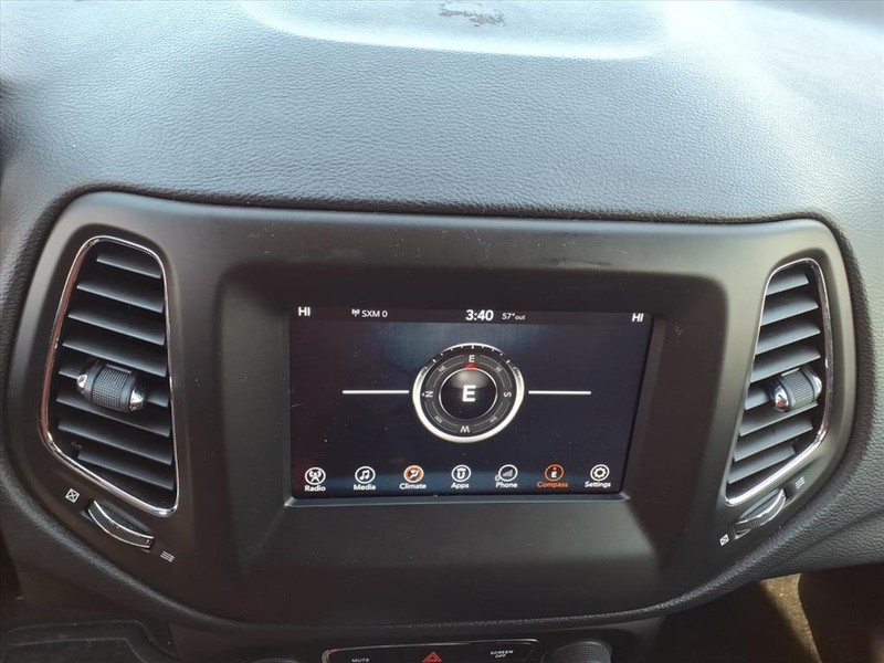 Jeep Compass Vehicle Full-screen Gallery Image 16