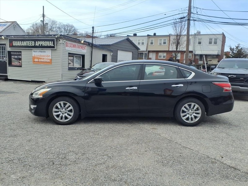 Nissan Altima Vehicle Full-screen Gallery Image 02