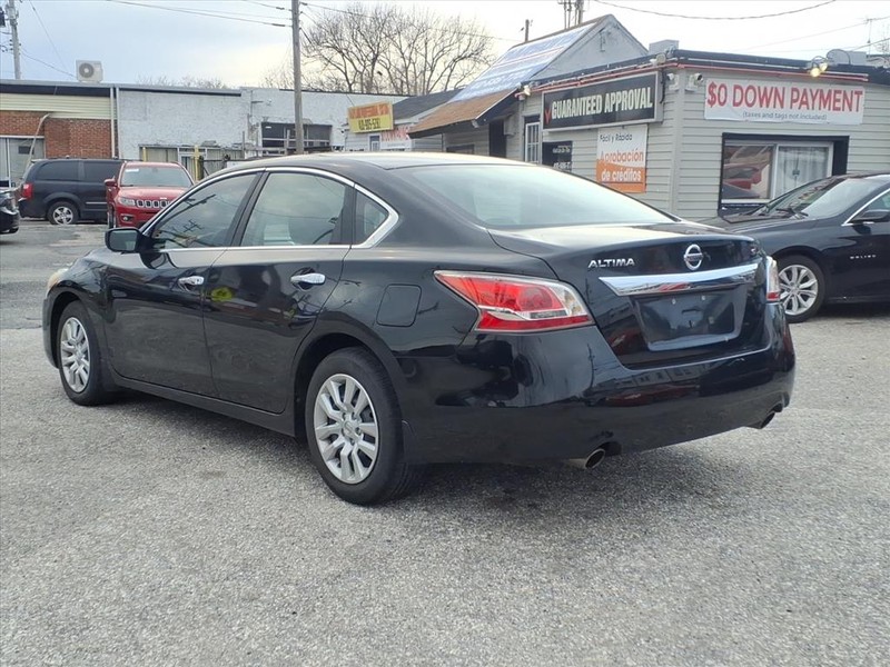 Nissan Altima Vehicle Full-screen Gallery Image 03