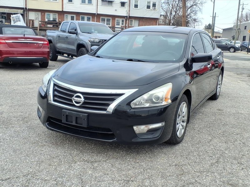 Nissan Altima Vehicle Full-screen Gallery Image 04