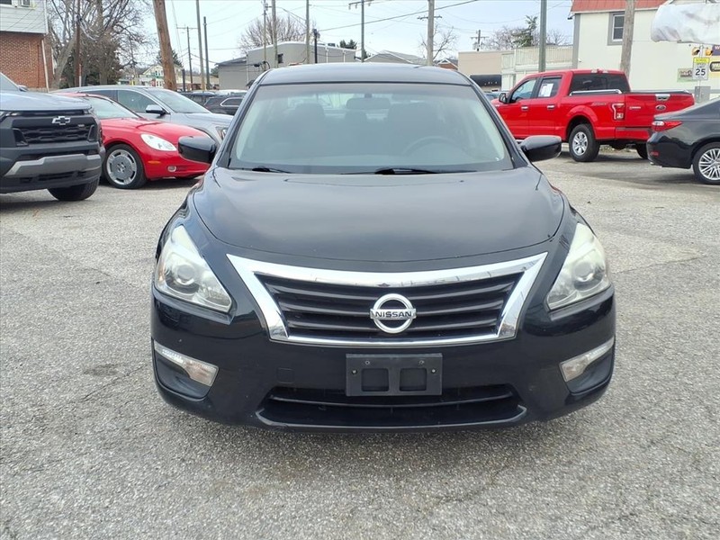 Nissan Altima Vehicle Full-screen Gallery Image 05