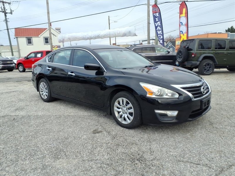 Nissan Altima Vehicle Full-screen Gallery Image 06