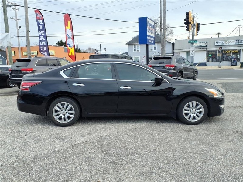 Nissan Altima Vehicle Full-screen Gallery Image 07