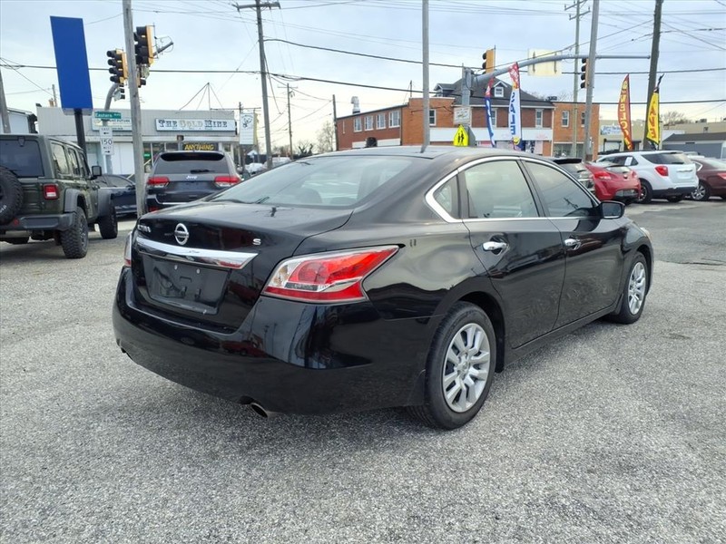 Nissan Altima Vehicle Full-screen Gallery Image 08
