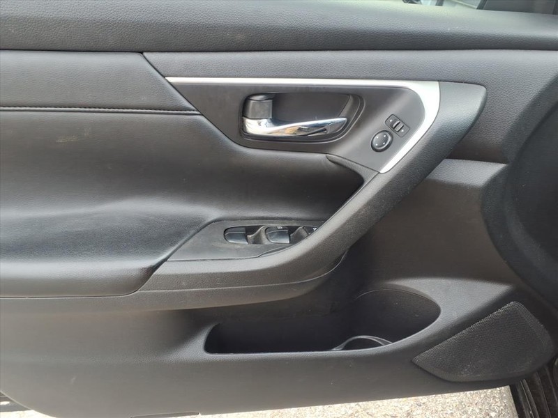 Nissan Altima Vehicle Full-screen Gallery Image 11