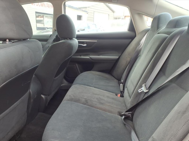 Nissan Altima Vehicle Full-screen Gallery Image 12