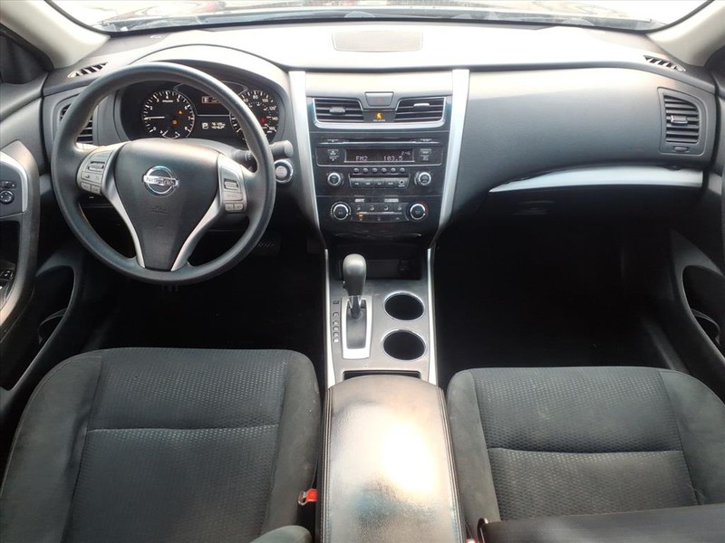 Nissan Altima Vehicle Full-screen Gallery Image 13