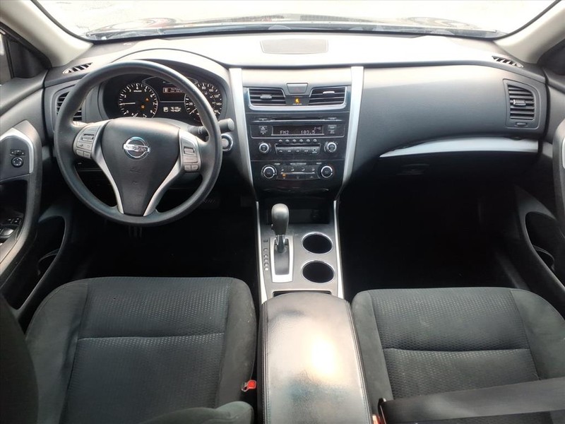 Nissan Altima Vehicle Full-screen Gallery Image 14