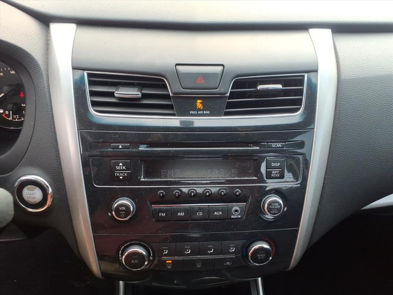 Nissan Altima Vehicle Full-screen Gallery Image 15