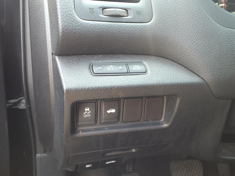 Nissan Altima Vehicle Full-screen Gallery Image 16