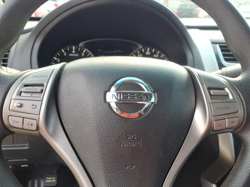 Nissan Altima Vehicle Full-screen Gallery Image 17