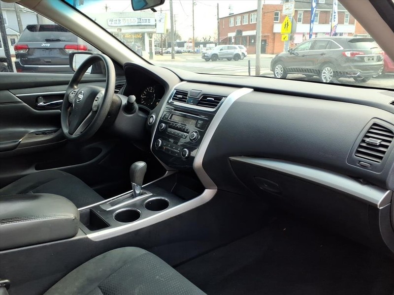 Nissan Altima Vehicle Full-screen Gallery Image 18