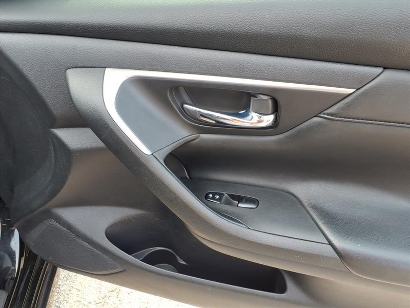 Nissan Altima Vehicle Full-screen Gallery Image 19