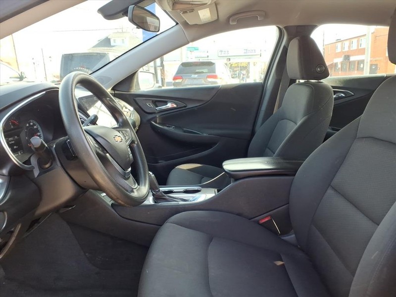 Chevrolet Malibu Vehicle Full-screen Gallery Image 09