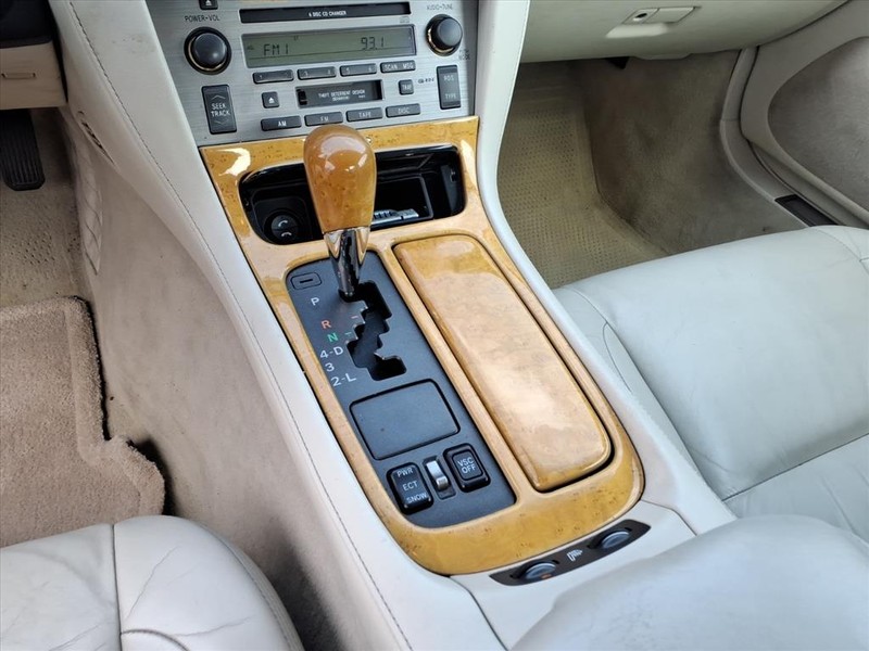 Lexus SC 430 Vehicle Full-screen Gallery Image 15