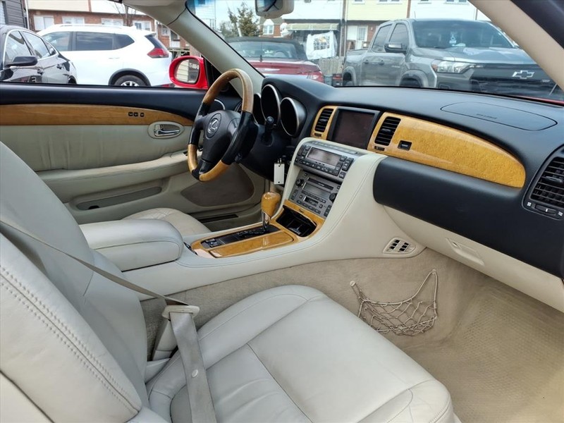 Lexus SC 430 Vehicle Full-screen Gallery Image 17