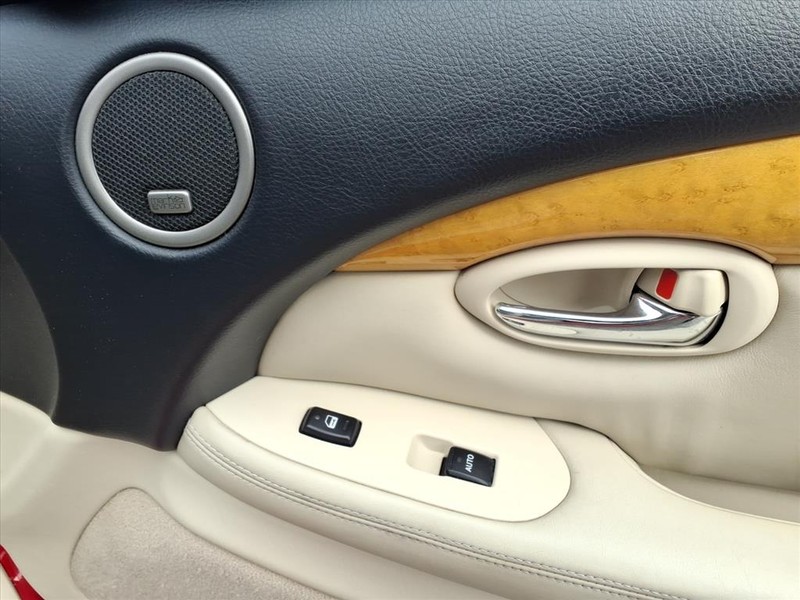 Lexus SC 430 Vehicle Full-screen Gallery Image 18