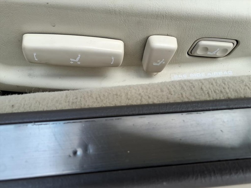 Lexus SC 430 Vehicle Full-screen Gallery Image 19