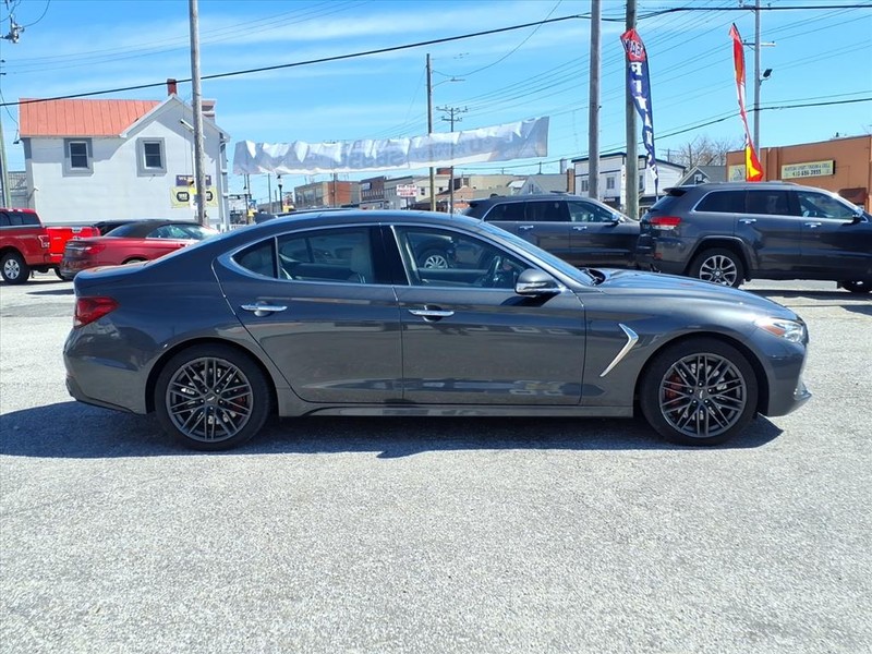 Genesis G70 Vehicle Full-screen Gallery Image 05