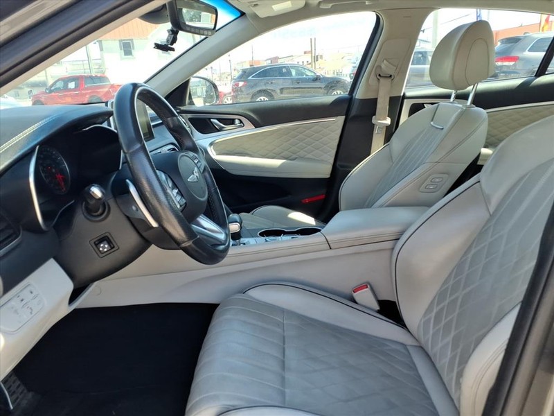 Genesis G70 Vehicle Full-screen Gallery Image 09