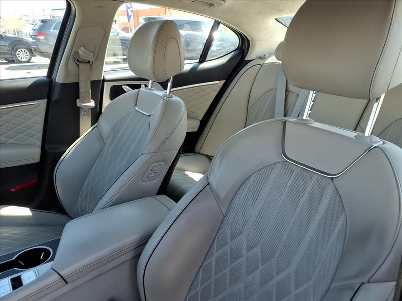 Genesis G70 Vehicle Full-screen Gallery Image 10