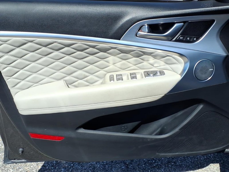 Genesis G70 Vehicle Full-screen Gallery Image 11