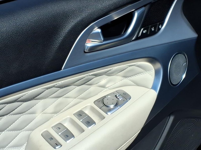 Genesis G70 Vehicle Full-screen Gallery Image 12