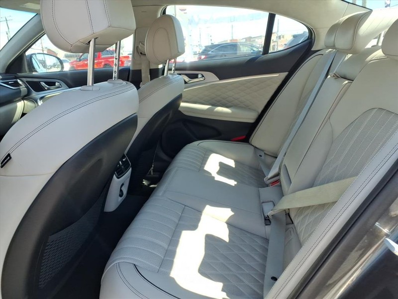 Genesis G70 Vehicle Full-screen Gallery Image 13