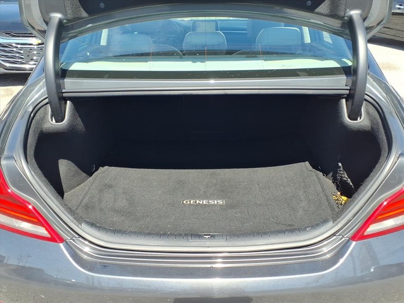 Genesis G70 Vehicle Full-screen Gallery Image 14