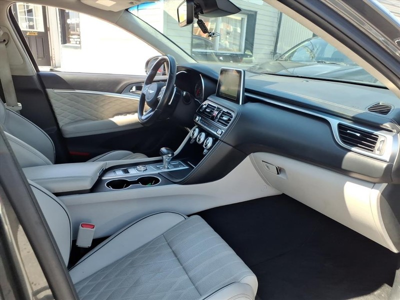 Genesis G70 Vehicle Full-screen Gallery Image 15