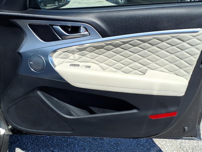 Genesis G70 Vehicle Full-screen Gallery Image 16