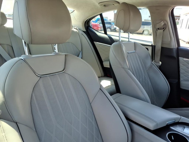 Genesis G70 Vehicle Full-screen Gallery Image 17