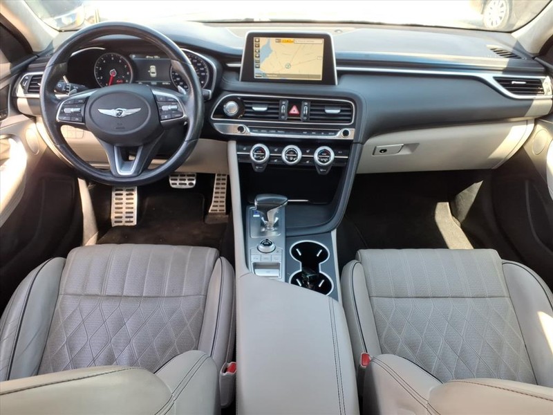 Genesis G70 Vehicle Full-screen Gallery Image 18