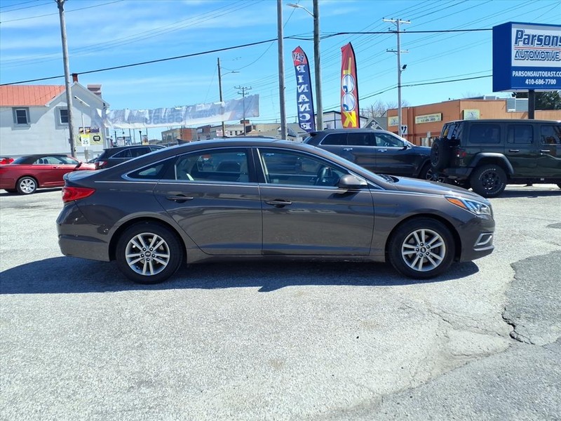 Hyundai Sonata Vehicle Full-screen Gallery Image 04