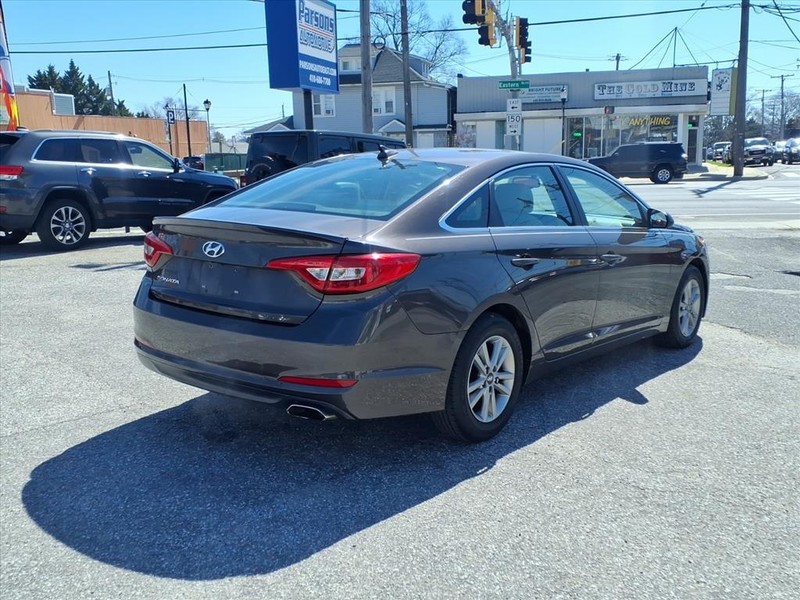 Hyundai Sonata Vehicle Full-screen Gallery Image 05