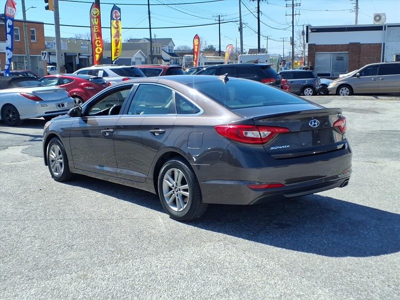 Hyundai Sonata Vehicle Full-screen Gallery Image 06