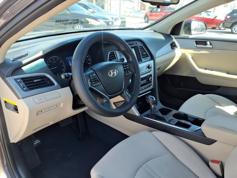 Hyundai Sonata Vehicle Full-screen Gallery Image 08