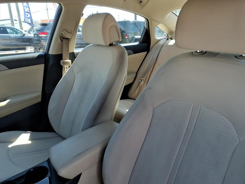 Hyundai Sonata Vehicle Full-screen Gallery Image 09