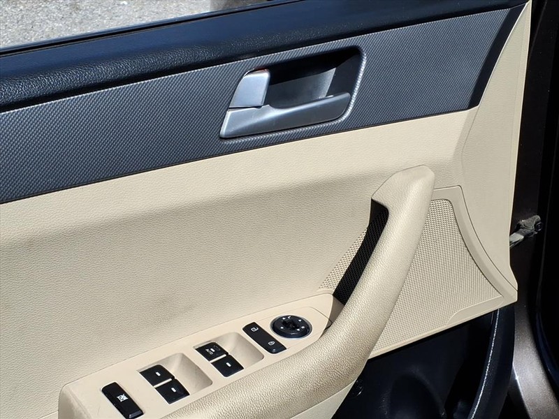 Hyundai Sonata Vehicle Full-screen Gallery Image 10