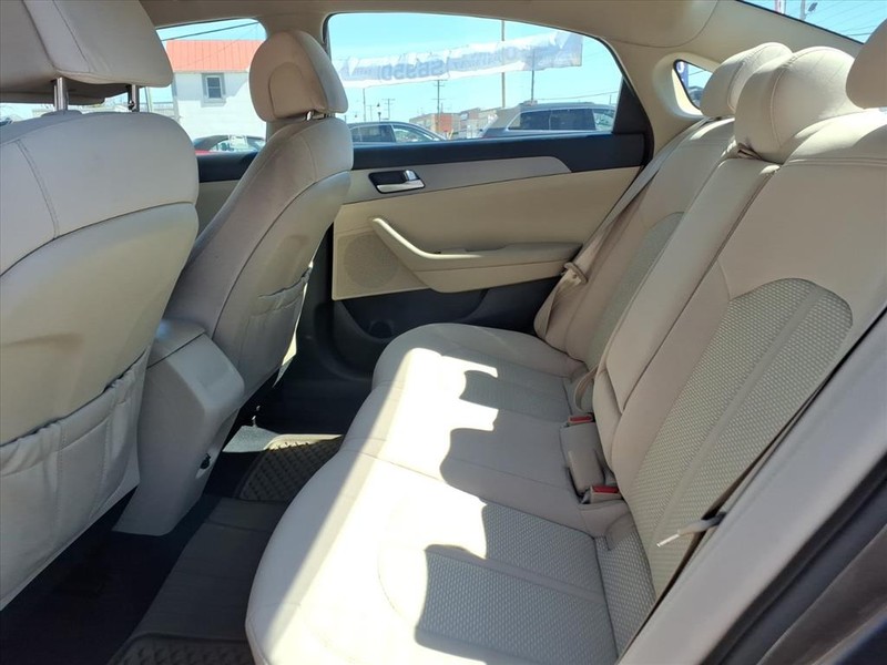 Hyundai Sonata Vehicle Full-screen Gallery Image 11