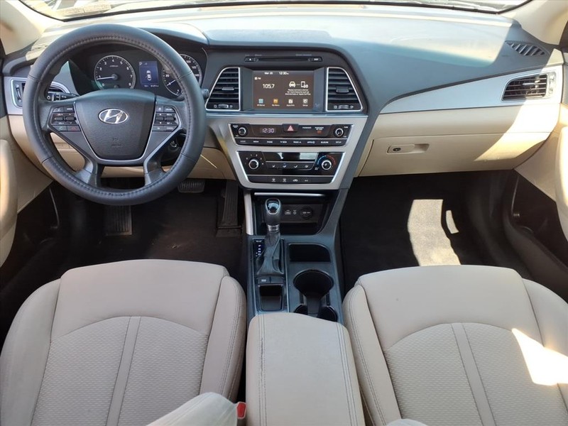 Hyundai Sonata Vehicle Full-screen Gallery Image 12