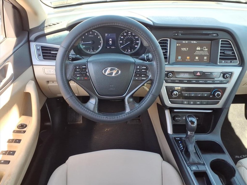 Hyundai Sonata Vehicle Full-screen Gallery Image 13