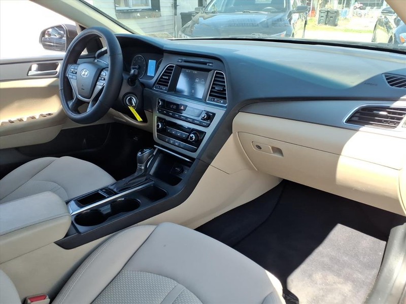 Hyundai Sonata Vehicle Full-screen Gallery Image 15