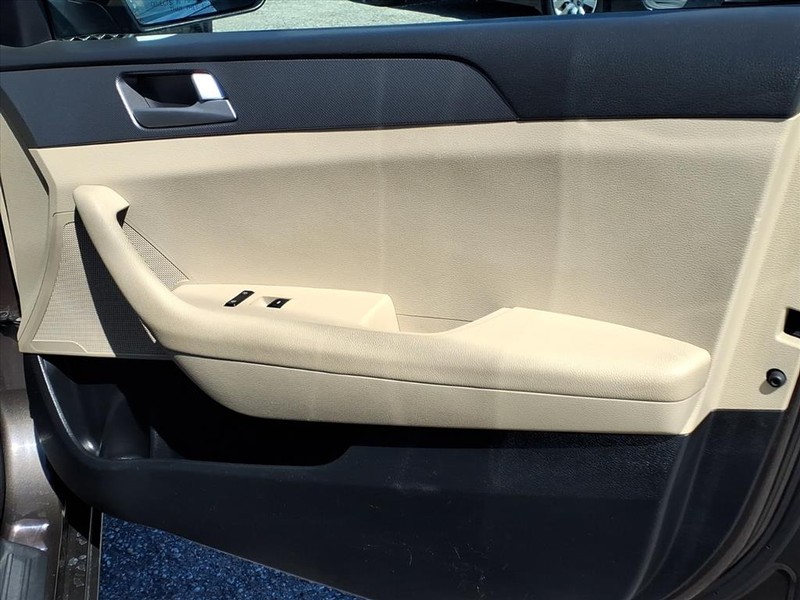 Hyundai Sonata Vehicle Full-screen Gallery Image 16