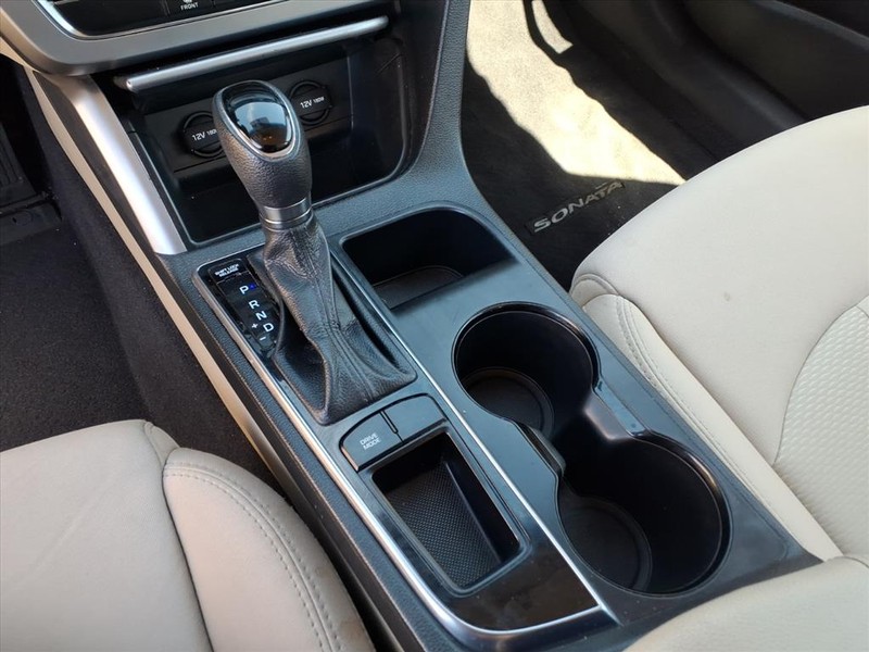 Hyundai Sonata Vehicle Full-screen Gallery Image 18