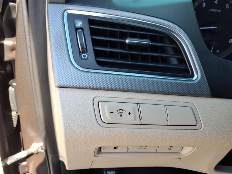 Hyundai Sonata Vehicle Full-screen Gallery Image 20