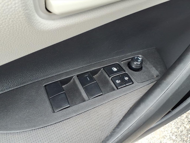 Toyota Corolla Vehicle Full-screen Gallery Image 12