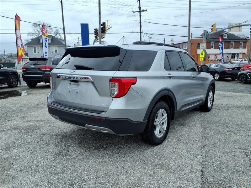 Ford Explorer Vehicle Full-screen Gallery Image 05